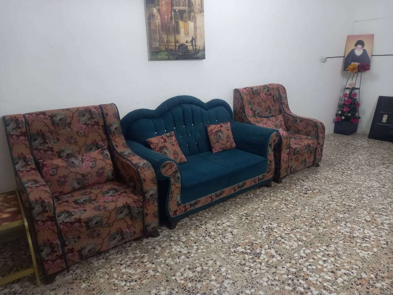 السلام عليكم تخم اصلي جداً للبيع
بس رجل وحده بيها كسر
  عشر مقاعد 5 قطع سعر 300وبي مجال العنوان بغداد كمالية الاتصال على هذا الرقم  ***********
