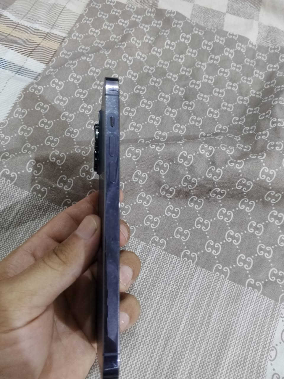 14بروماكس دبل خط بطارية 83 ذاكره 256 مكفول قفل بدون عمله 800
*********** مكاني أبو غريب

نص مكتوب في الصور:
- ٣:٣٣ ١٠٠ حالة البطارية والشحن كما هو الحال مع البطاريات القابلة لإعادة الشحن، بطارية الهاتف قابلة للاستهلاك وتصبح أقل فاعلية مع الوقت. معرفة المزيد... الحد الأقصى للقدرة ٨٣٪ هذا قياس لقدرة البطارية مقارنة بقدرتها عندما كانت جديدة. قد تتسبب القدرة المنخفضة بتقليل ساعات الاستخدام بين عملية الشحن والأخرى. أقصى قدرة للأداء ستساعد الأنظمة المضمنة في النظام والمكونات في تخفيف آثار الأداء التي قد تلاحظها أثناء التقدم الكيميائي في عمر بطارية iPhone. شحن البطارية المحسن للحد من استنزاف عمر البطارية، يتعلم الـ iPhone من عادات الشحن اليومية، بحيث ينتظر ولا يتجاوز ٨٠٪ حتى يحين موعد حاجتك إلى استخدامه. الشحن بالطاقة النظيفة في منطقتك، سيحاول iPhone التقليل من البصمة الكربونية من خلال انتقاء وقت الشحن الذي تتوفر فيه كهرباء بانبعاثات كربونية منخفضة. يتعلم iPhone من عادات الشحن اليومية، بحيث لا يشحن بالكامل حتى يحين موعد حاجتك إلى استخدامه. معرفة المزيد...