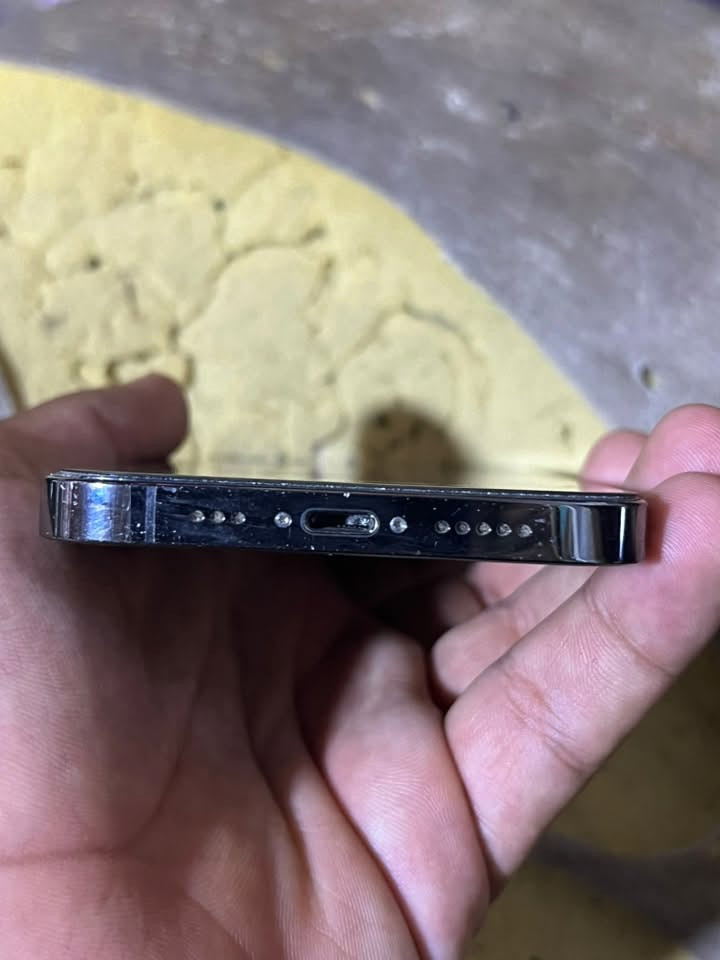 12pro لجهاز مامفتوح ذاكره ١٢٨ لجهاز بي فطور بل شاشه والضهر بطاريه ٧٧ لجهاز وتر 
سعر خاص 
رقم ***********
