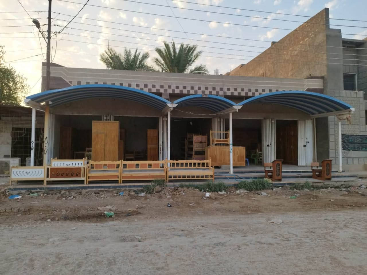 قطعة أرض تجارية المساحة 300 متر تحتوي على محلات عدد ( خمسة) ومشتمل رقم القطعة 670/2/4 
الموقع: ناحية الوحدة/ حي الزهراء/ منطقة المعمل / مدخل المنطقة / تبعد 120 متر عن شارع بغداد- كوت.
للاستفسار: ***********
