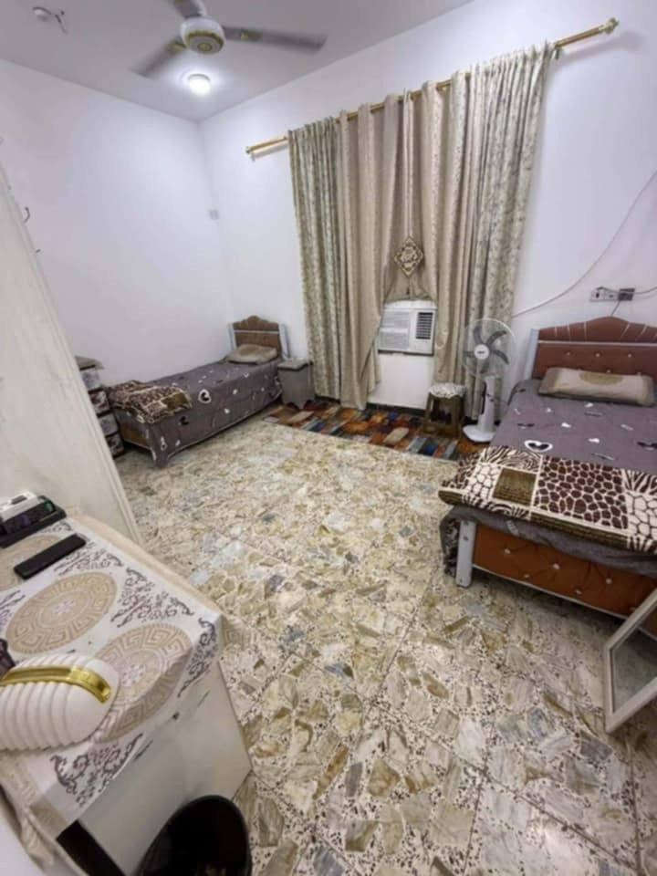 بيت للبيع حي الحكيم شارع بيت خليفة مساحة 230متر شارع 10يبعد 500متر عن الشارع يحتوي على غرفتين نوم ومطبخ واستقبال وهول وحمام داخلي ومجموعه صحيات خارجي . وكراج سيارة كبير السعر 50   وبي مجال حك الجية  
الاتصال على رقم ***********
