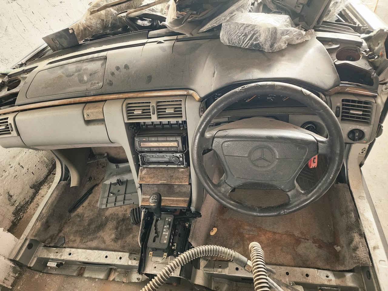 السلام عليكم ورحمة الله وبركاته 
تتوفر قطع غيار مارسيدس ام عيون W210  الجوهرة  مرسيدس 
صدر أمامي وخلفي 
دعاميات 
لايتات وبك لايت 
محرك وكير وتفرعات تحويرة كامله كير d4
تانكي بانزين
مع نواعم موضحه بالصور 
العنوان النجف الاشرف طريق بغداد قرب جسر الإمام علي مجاور مجمع غيث الشمري 
حسنين الخرسان  ***********
