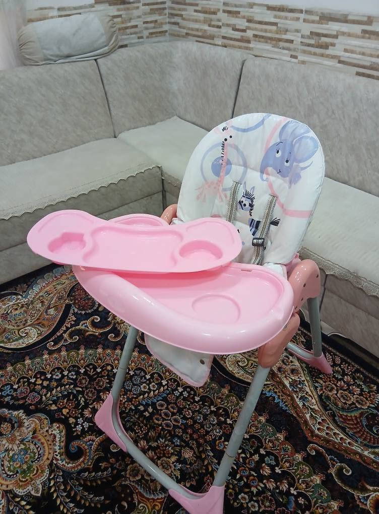 کورسی نانخواردنی مناڵ زۆر تازەوبێعەیب ، قایشی بەستنەوەی چوار لای هەیە ، دو سینیە سینەکانی لێدەکرێنەوە ، بەرز و نزم ئەکرێت بۆسەر عەرز بۆسەر مێزیش ئەبێت 
کورسیەکەی پاڵ ئەداتەوە بۆخەوتن 
بچوک ئەکرێتەوە بۆگواستنەوە
سریشی زۆر گونجاوە قفڵی 30 هەزارە بێ معامەلە
سلێمانی ، گەیاندن هەیە*********** السليمانية, العراق
