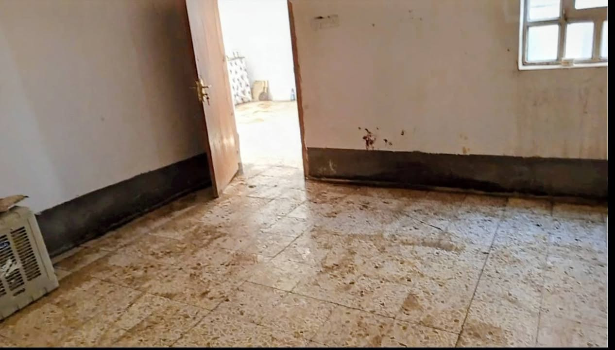 🏠  فرصة بيت للبيع العاجل..  بسعر أرض   
بيت 100 متر يصلح (حسينية، مبيت مواكب، مخزن، أو سكن) في كربلاء  🏠
📍 الموقع: حي الحوراء - نزلة القاضي (عامود 37) قرب أسواق آدم مباشرة .
📐 المساحة والبناء: 100 متر مربع (بناء كونكريت مسلح، طابق أرضي كامل ونظيف وجاهز للاستخدام الفوري)  .
🧱 التقسيم الداخلي: غرفتين، صالة واسعة، منور، حمام ومرافق صحية، مع درج داخلي.
 ميزة السعر: العقار معروض للبيع العاجل وبسعر تصفية أرخص من قيمة أرض فارغة بالمنطقة لقربه العالي من طريق المشاية .
📜 السند: سند 25 إقرار محكمة، والتحويل مباشرة باسم المشتري 
السعر : 70 مليون دينار عراقي كاش .
📞 للاستفسار والتواصل مع المالك مباشرة رقم الهاتف: ***********
