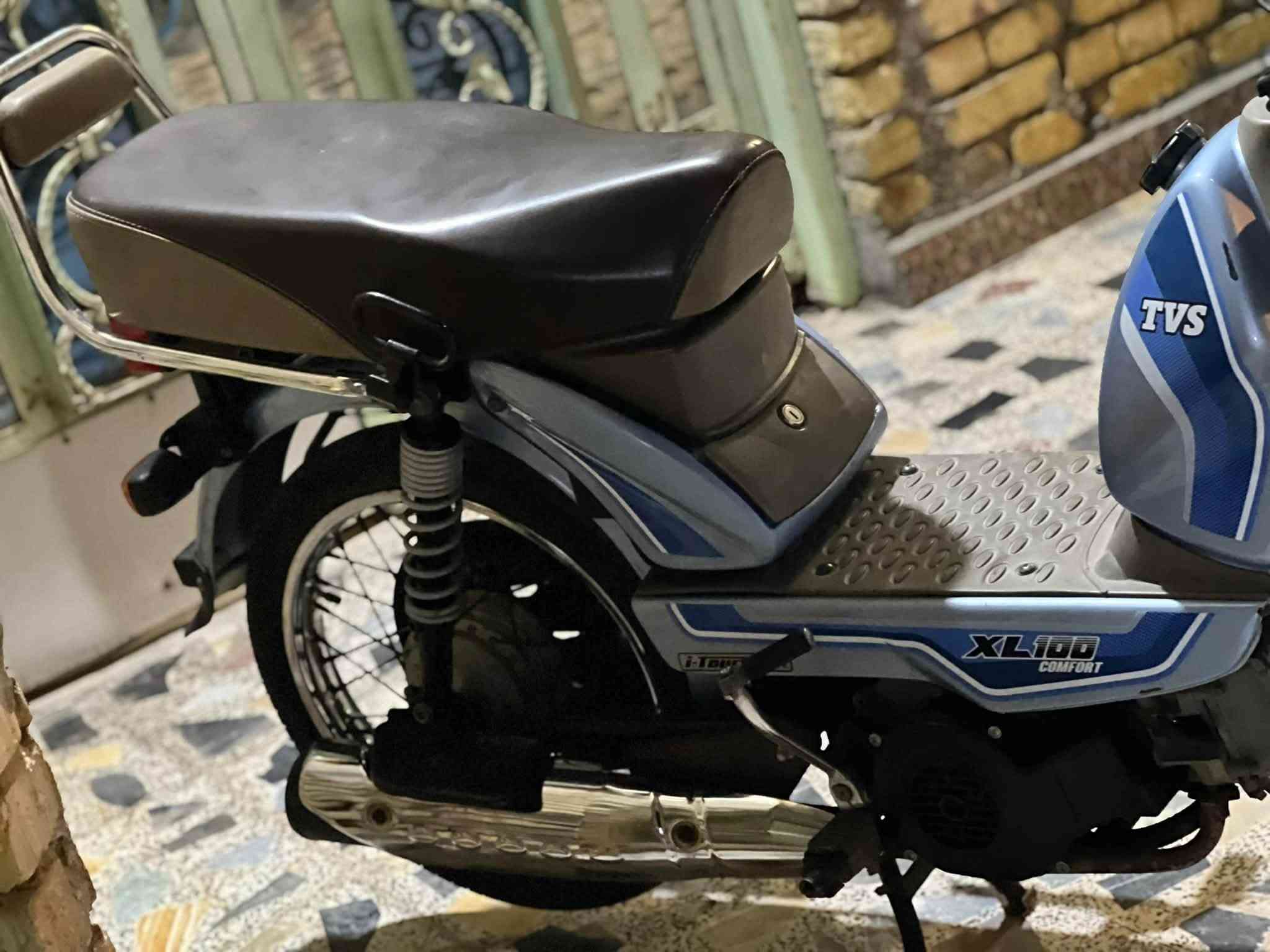 السلام عليكم دراجه TVS XL100 دراجه الله شاهد نضيفه مكينه مامفتوحه ناعمه  كهربائيات من الطول للطول شغاله هندر سلف نضيفه ماشيه 10 الاف ولدراجه مامتعوبه ومااستخدمه اهواي لاشغل ولادلفري متروكه بلبيت ومثل ماواضح بلصور هيه التحجي تيوب ثنين وياها + كلج جديد بعده ماشاده  الدراجه اكفله الك كله تجي وتفحص بنفسك رايدها 800 الف وبيه مجال الموشراي رحمه الموتاه لايدخلي ويتعبني وهاي الصور وكدام عينك شراي اهلا وسهلا بيك مكاني البصره حي الاصدقاء قرب جامع العباس اغلب الوقت بلشغل تتصل ونتفاهم ع جيه متوفر وتساب رقمي ***********
