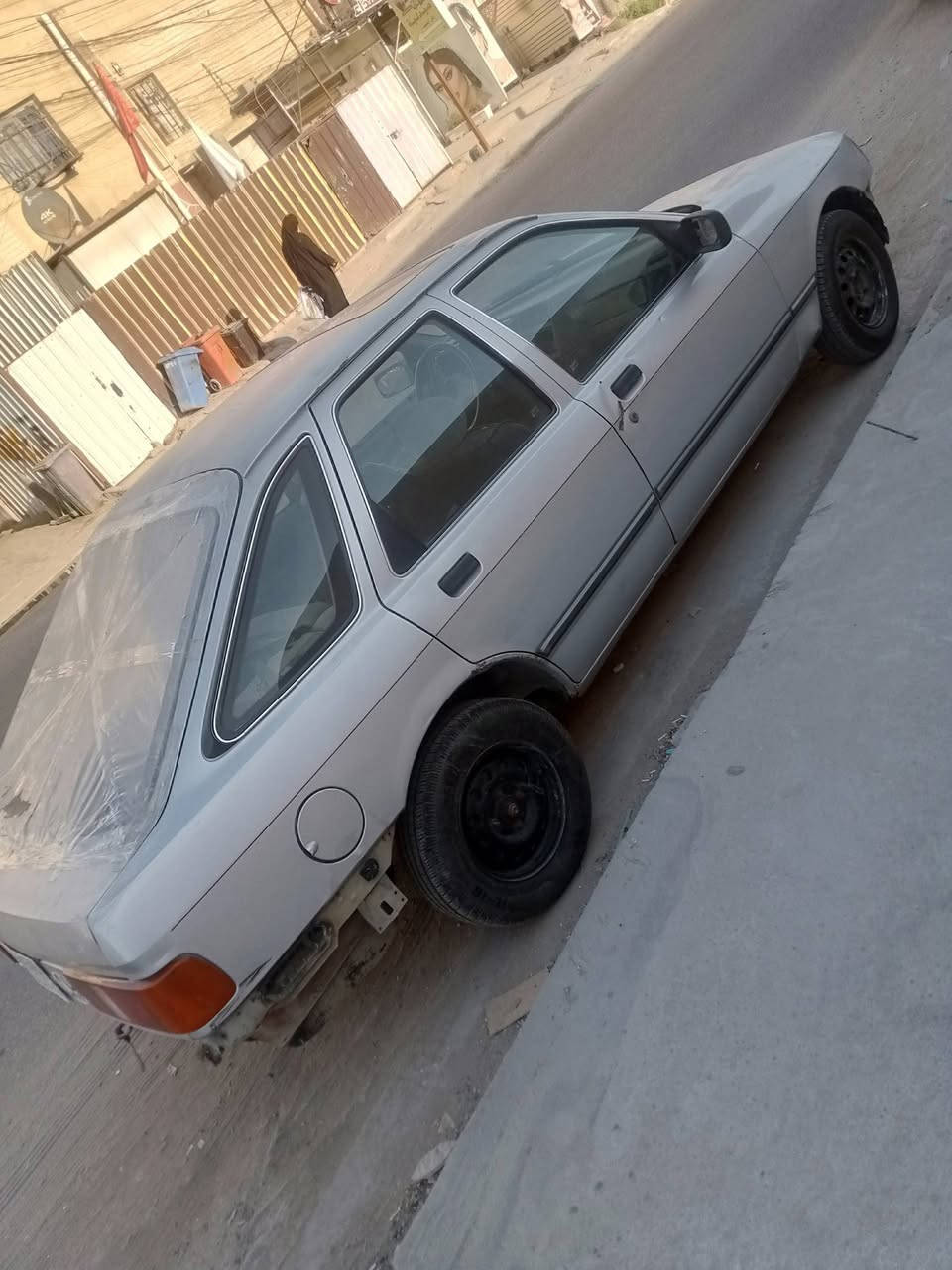 @السلام عليكم من رخصة الإدمن سيارة فورد سيرة للبيع او مرواس موديل 91 كير ومحرك كهربائيات كلها شغالة خير من الله نقص جامة خلفية تخم تاير جديد رقم الواتساب *********** العنوان بغداد البياع
