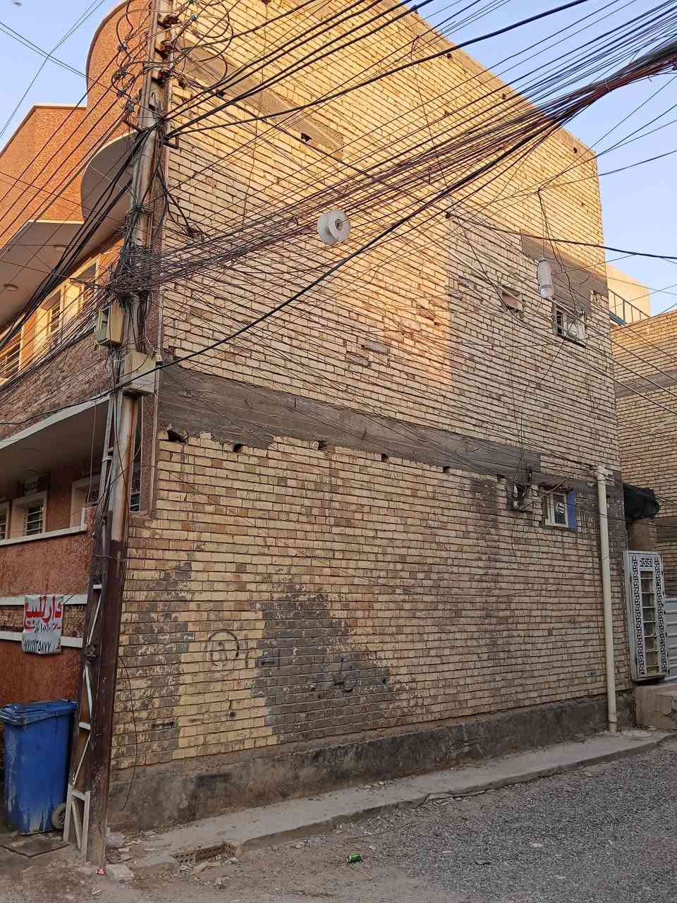 بيت سند 25 اصولي مساحه 100م مربع ركن طابقين الطابق الاول معزول باب فرعيه يتكون الطابق ارضي من غرفه 4*3 وصاله5*5 كبيره ومطبخ 6*6كبير وحمام 3*3 وصحيات خارجيه و الطابق الاول يتكون من غرفه 4*5وصاله5*5 ومطبخ6*5 كبير وحمام 3*3 وسطح كبير 10*10 ومخزن في السطح منطقه السريدات المربع الثالث للستفسار اتصال على رقم الهاتف ***********

