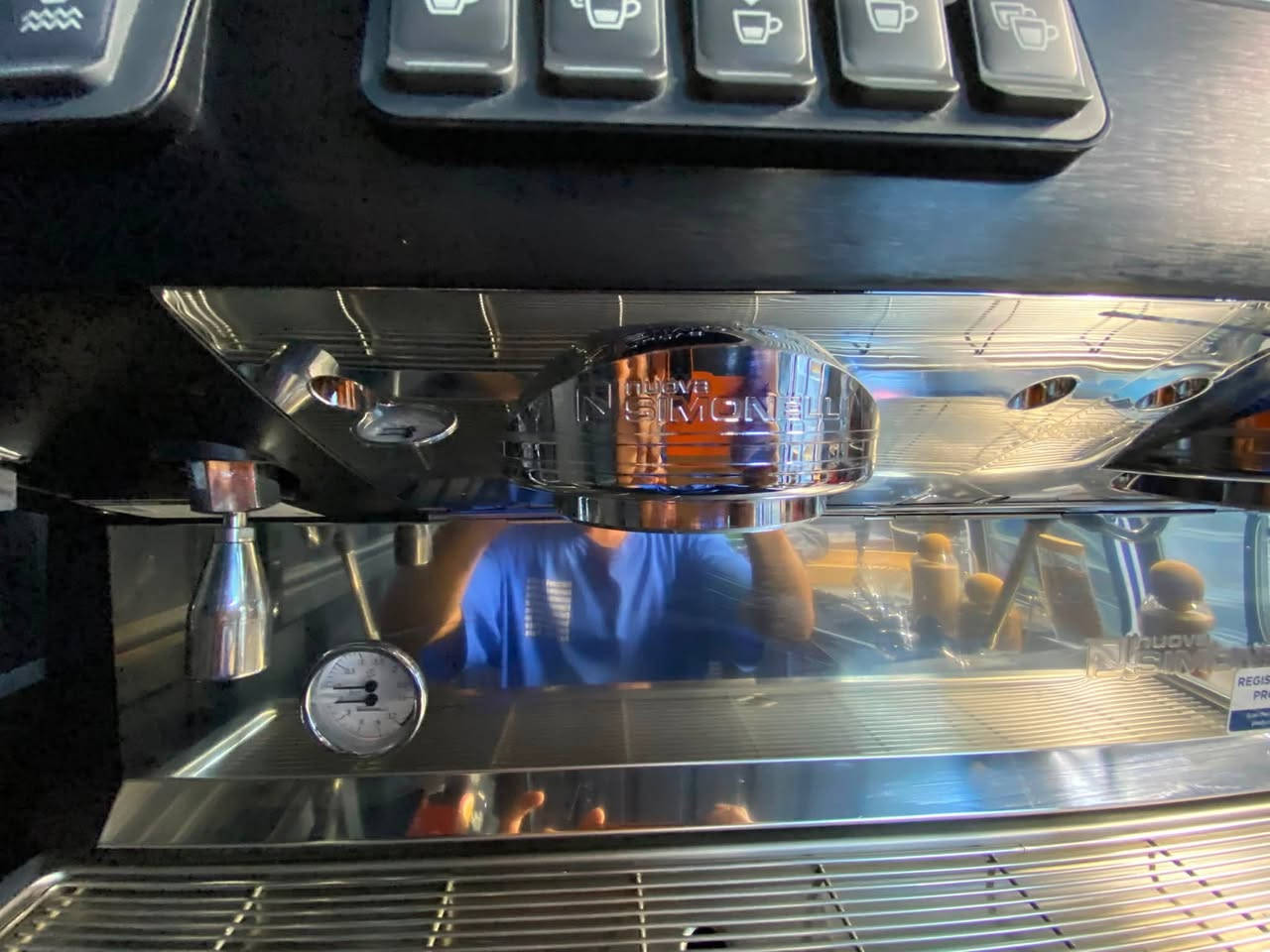 للبيع وجبة معدات كوفي شوب متكاملة (6) قطع) - ماكينة القهوة شبه جديدة استخدام قليل جدا 

Nuova Simonelli Appia Life )2( 1 ماكينة اسبريسو (Group أخت الجديدة استخدام قليل جداً وشرط المعاينة والتجربة.

2. مطحنة قهوة إسبانية احترافية (Cunill): عملية جداً وبحالة ممتازة.

3 ثلاجة عارضة تبريد بابين سحاب (عشتار) بحالة ممتازة.

.4. كاونتر / عارضة ستانلس ستيل بن ماري مع زجاج نظيفة جداً.

5. نافورة شوكولاتة ستانلس ستيل حجم كبير (غير مستخدم)

6 مايكروويف (Balsan).

السعر المطلوب للوجبة كاملة : 7,000,000 دينار

وقابل للتفاوض البسيط للجادين).

المكان: [كربلاء ]

للتواصل: [*********** ]
[لا يتوفر توصيل]
