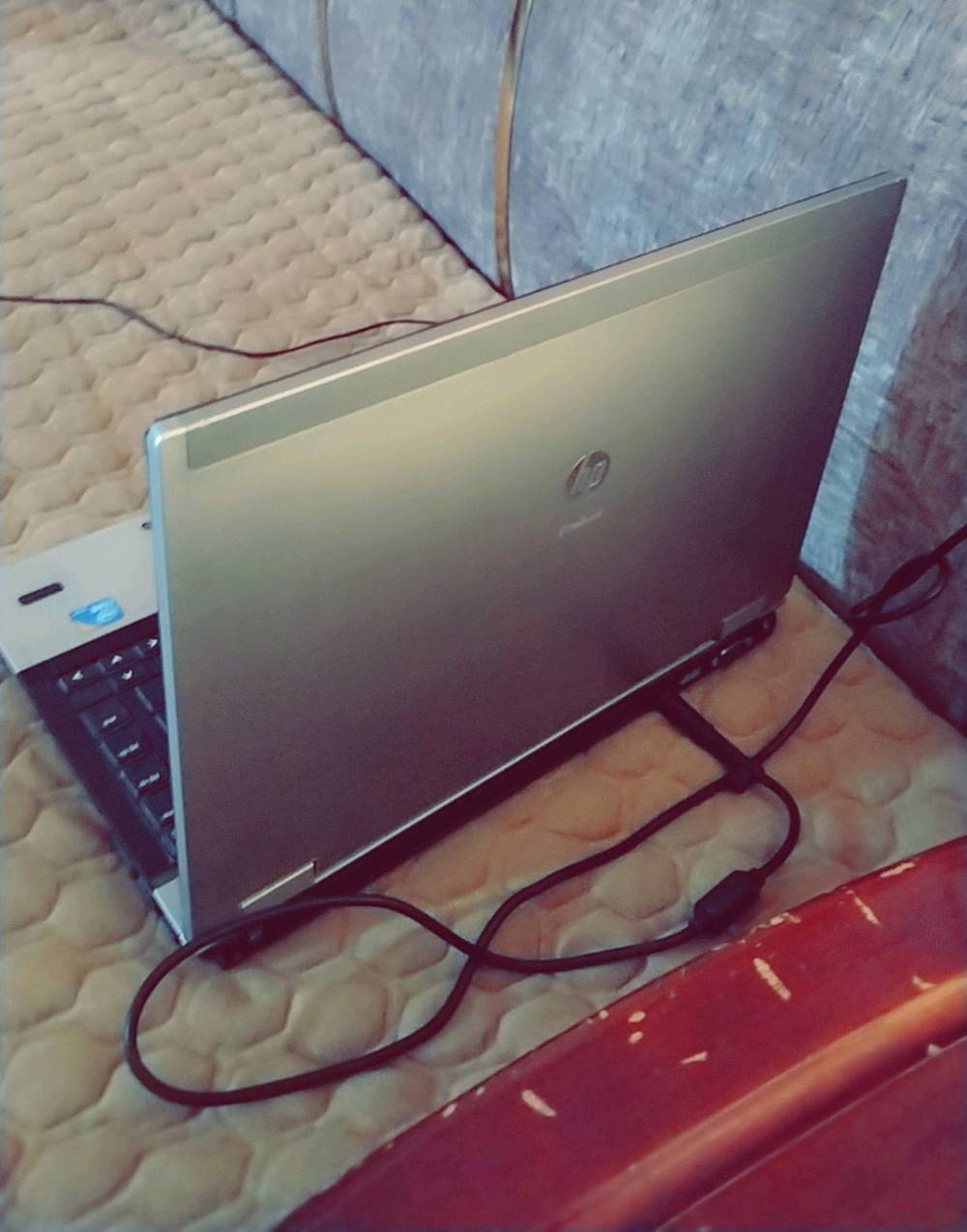 ب40 جوه السوك حاسبه نضيفه
هذا الحاسوب المحمول هو من سلسلة HP EliteBook / ProBook (بالتحديد طراز مثل HP EliteBook 8460p أو HP ProBook 6460b).
​1. اسم الجهاز:
​HP EliteBook 8460p (أو HP ProBook 6460b).
​2. المواصفات العامة لهذا الطراز:
​المعالج (CPU): Intel Core i5 أو i7 من الجيل الثاني (مثل Intel Core i5-2520M).
​الذاكرة العشوائية (RAM): تأتي غالباً بـ 4 غيغابايت إلى 8 غيغابايت DDR3 (قابل للتحديث).
​التخزين (Storage): قرص صلب HDD بسعة 320 غيغابايت / 500 غيغابايت أو SSD مفعل لاحقاً.
​الشاشة: بحجم 14.0 بوصة وبدقة 1366 × 768 بكسل.
​كرت الشاشة (GPU): Intel HD Graphics 3000 مدمج.