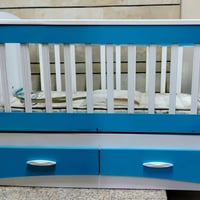 سرير اطفال • هزاز متحرك • نص نضيف