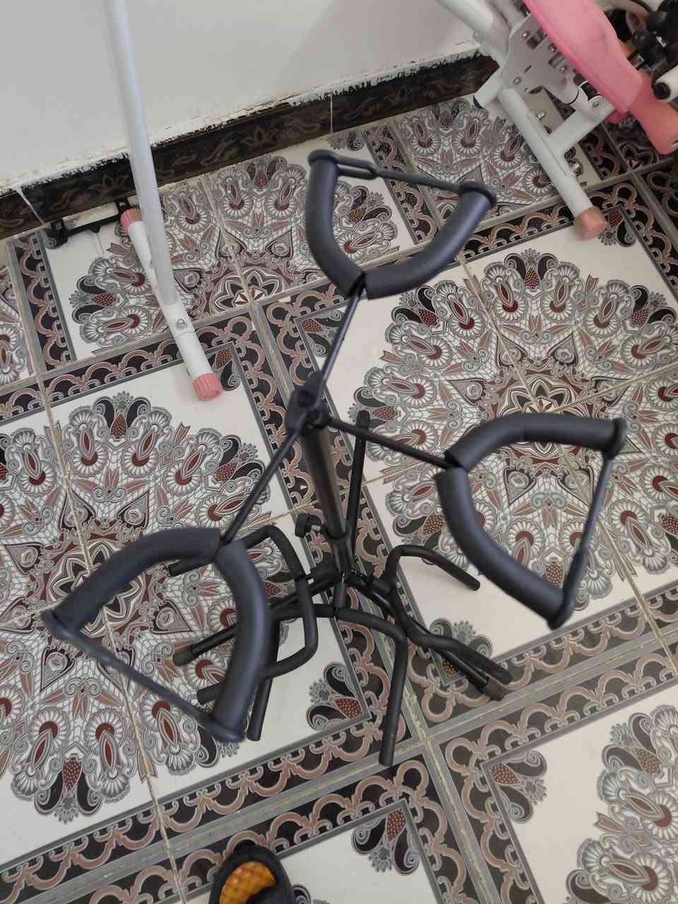 حامل جيتار ثلاثي معدني قابل للطي، مخصص لحمل ثلاثة آلات موسيقية (مثل الجيتار الصوتي، الكلاسيكي، أو الكهربائي) في نفس الوقت. يتميز بتصميم ثلاثي القوائم مع أذرع وقواعد مبطنة لحماية الآلات من الخدوش.
السعر 25000
