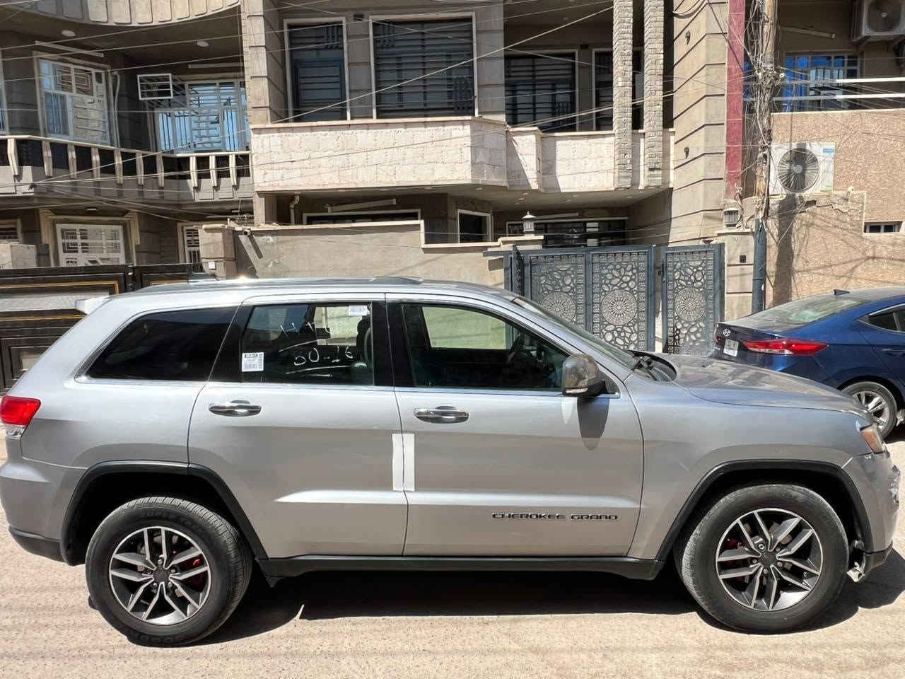 السلام عليكم

JEEP GRAND CHEROKEE LIMITED2019
اللون سلفر مواصفات / مكينة 6 سلندر 3,6 🔹 كير أوتوماتيك 8 نمر
🔹 دفع 4×4
🔹 مواصفات Limited
🔹 داخلية جلد
🔹 كراسي كهرباء 
🔹 تسخين كراسي أمامي
🔹 ستيرن جلد وتسخين
🔹 شاشة 8.4 إنج
🔹 Apple CarPlay وAndroid Auto
🔹مانع تصادم خلفي 
🔹 كاميرا خلفية
🔹 حساسات خلفية
🔹مري قلاب 
🔹 تشغيل بصمة ودخول ذكي
🔹 تشغيل عن بُعد
🔹 باب خلفي كهربائي
🔹 تكييف أوتوماتيك دبل
🔹ماوس تحكم
🔹كراسي ميموري 
🔹 مثبت سرعة
🔹 تحكم ستيرن خلفي امامي 
🔹 مرايات وجامات كهرباء
🔹 إنارة LED
🔹 جنوط رياضية
🔹 حساسات ضغط التايرات
🔹 أنظمة ABS وثبات ودفع إلكتروني
🔹 نظام مراقبة النقطة العمياء حسب التجهيز
🔹 5 راكب وباقي المواصفات المعروفة
حادثها جاملغ ايمن من امريكا ومصلح ومصبوغ نفسه وصفحه كاملة مصبوغة من  امريكا /   في العراق طخه دراجه بين باب السائق والخلفه وتم تصليح وصبغ البابتين وموجود فيها سونار كامل للسيارة 
سياره بدون ايرباك بدون دواخل 
جاهزه السعر :-  157 وان شاء الله فيها مجال 
للاتصال ***********
***********

نص مكتوب في الصور:
- BidFax.info