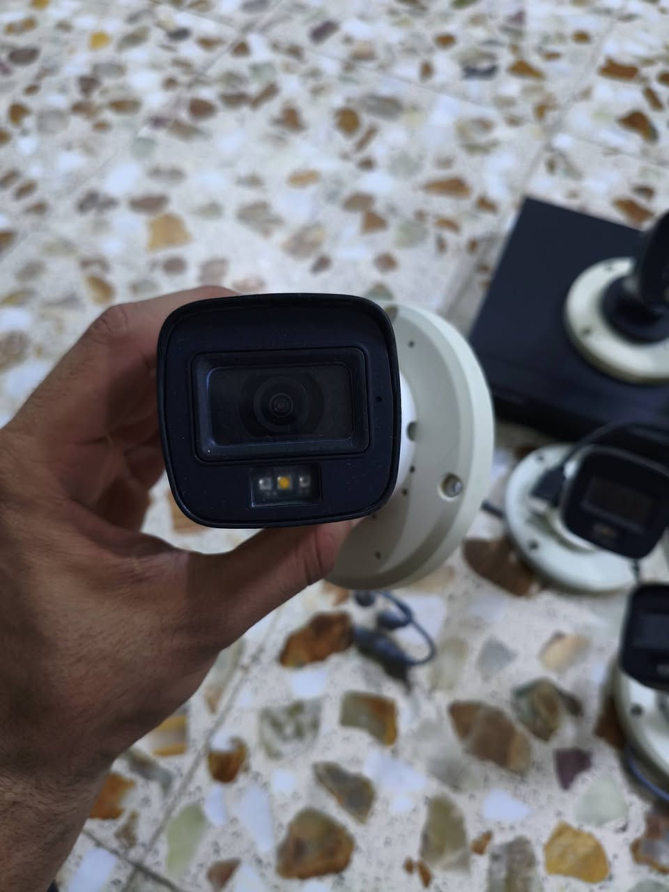 السلام عليكم 
كامرات عدد 4 ملون تصوير ليلي نهاري وdvr وهارد 500 من ماركة HIK Vision جدد والاصلي مع الوايرات الخاصة بيهن الواير الله شاهد الاصلي مو مالتهة العادي هذا اصلي ثخين 
وايرات عدد 2 طول كل واحد 18 متر وواحد طولة 22 متر وواحد طولة 26 متر كلفني 500 الله شاهد الكامرات والواير لان اصلي 
رايدهن ب 200 جدد وين متريد تفحص افحص 
للاستفسار اكثر *********** مكاني بالحلة
