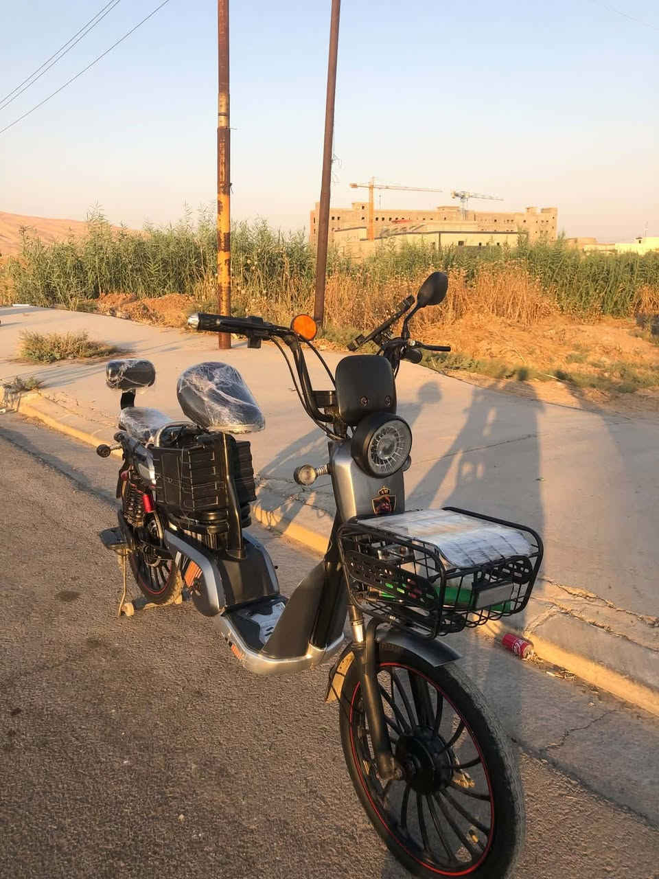 سلام عليكم دراجا شحن للبيع حجم 20 بطاريات 2 جدد و2 قديمات بس نظيفات تايرات الورا جديدا والكدام نص عمر الدراجا ما تصرف عليها ربع السعر 250 وبي مجال قليل للستفسار الاتصال علا الرقم ***********
