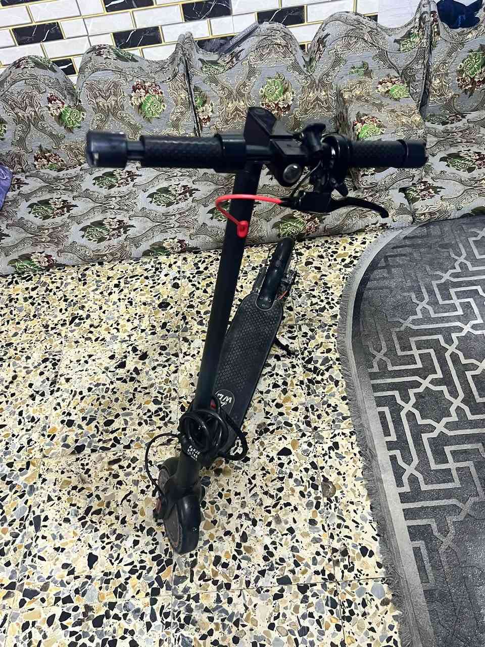 سكوتر 🛴 حجم كبير يتحمل جميع الوزان   جديد  هوه وشاحنه مالته  كامل ويا قفل 🔐 سعره ٣٠٠ وبي مجال كربلاء جاير ***********
