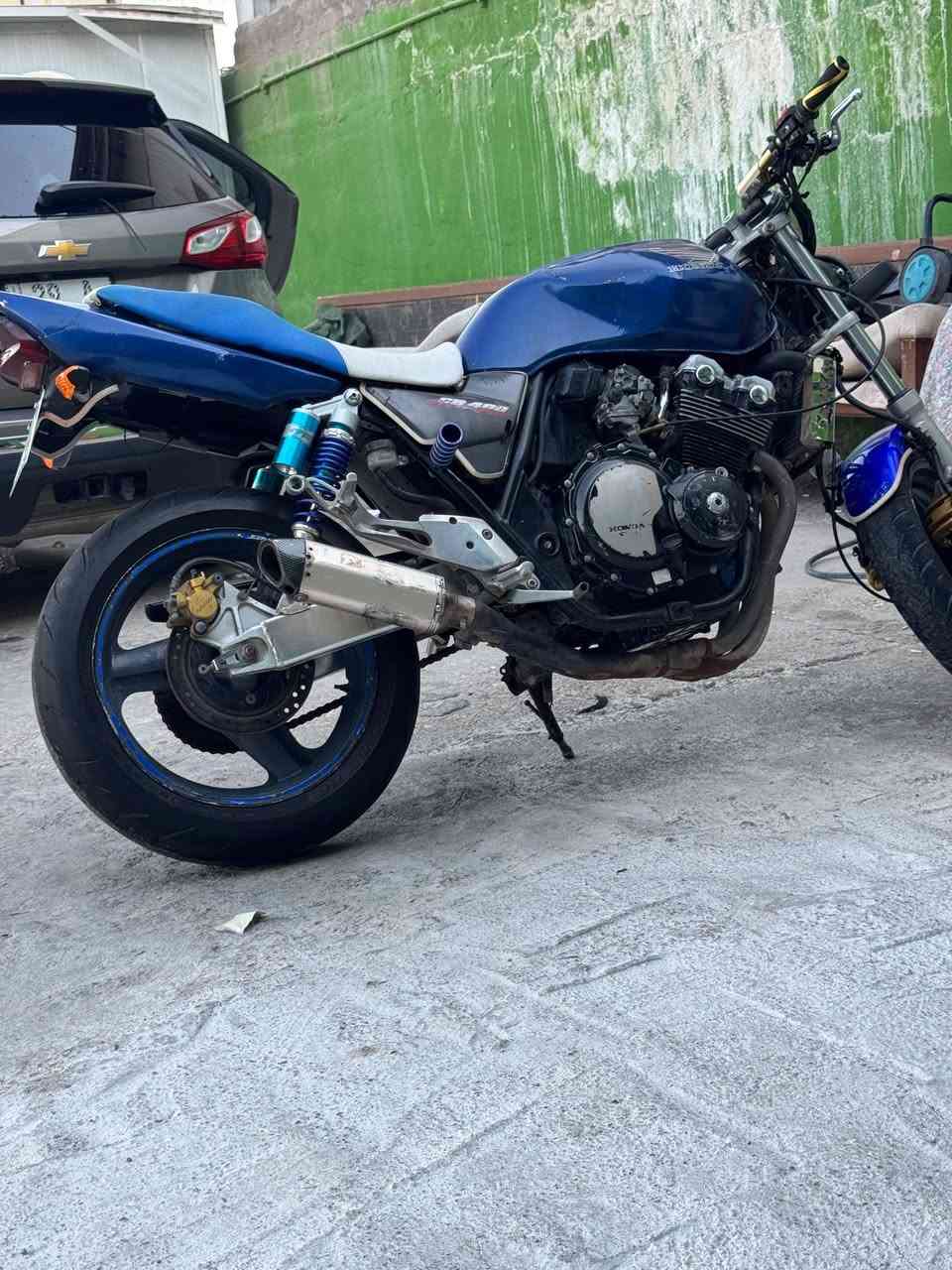 سلام عليكم
Cb 400
كفاله دراجه خير مـِن الله 

عوزها ملاحضات بسيطه

دراجه 1_ 2 _ 3 بطناش 

جيل ثاني 16 ولف 

اوراق كامله كمرك مدفوع 

تجي جيب فيتر وياك يفحص 

تقتنع وتطلع بيها وتشوفه يلا تاخذها

السعر 1800 وبيه مجال 

مكان كوت مركز مدينه    *********** وتساب فقط

 اتصال *********** ......
