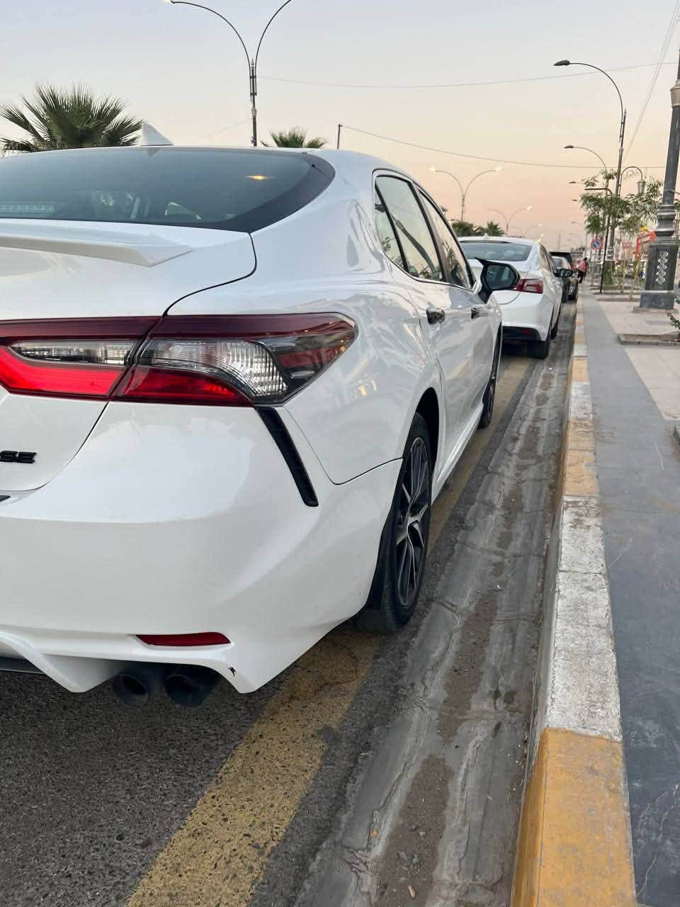 كامري ٢٣ للبيع SE بلاك توب ضرر جاملغ الخلفي بس بدون دوخل وايرباك 
ماشيه ٣٩ فقط 
***********
