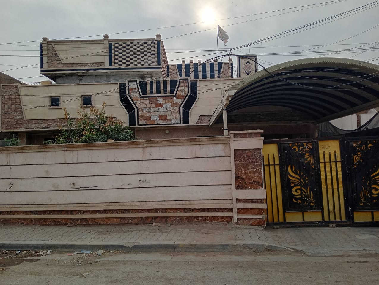 بناء قديم • حديقة وكراج • أكثر من ٣١٠م