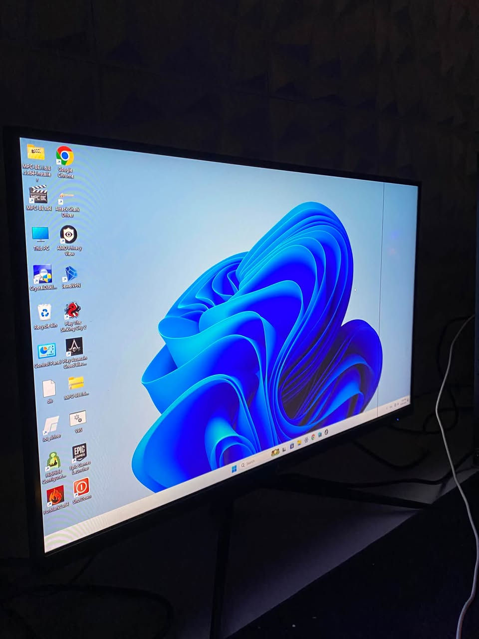 السلام عليكم سيت آب مرتب بسعر مناسب جداً
(كيس+شاشه+ماوس +كيبورد)

GPU RX 6750 XT 12GB XFX 3FAN RGB 
كارت مستخدم كلش قليل ومامفتوح حرارته اقصى شي 69 درجه ع سرعه فانات 50%
CPU RYZRN 5 5600 6CORES 12 THEARDS 
STORAGE NVME M.2 LAXER 512GB 
RAM T.FORCE TUF GAMING 8X2 16GB 3200HZ ARGB 
MOTHERBOARD ASUS PRIME B450-PLUS 
FULL ATX 4 SOLT RAM 
POWER STORY DEEP COOL 600W+80 
مبرد غازي احترافي من ديب كول 
CAES 4FAN RGB MID TOWER 

سعر الكيس 960 الف فقط ✅
كله براندات وكارتونه الكارت موجوده✅ 

شاشه AVETRON بيه خط بالشاشه مبين بالصور 
180HZ 
27 inch 
IPS 
1MS 
سعره 100 الف فقط علمود الخط ✅

كيبورد حجم 60% ريد سوج RGB 
ماوس واريرلس 4800 DPI 
سعرهن 50 الف قفل 🔒

مكاني بغداد الدوره ✅
يوجد توصيل ✅

نص مكتوب في الصور:
- FurMark (64-bit) 2.10.2.0 Test: FurMark (GL) 181 FPS min:172, max:185, avg:179 Time : 00:04:37 Frames : 49758 Frame time : 5.637 ms Resolution : 1920 x 1061 AA : Off AMD Radeon RX 6750 XT OpenGL 3.2.0 Core Profile Context 26.8.1.260806 Demo options GPU monitoring GPU graphs AMD Radeon RX 6750 XT PCI IDs DEV:1002-73DF SUB:1EAE-6710 REV:C0 GPU temp 69°C GPU hotspot 87°C GPU usage 97% VRAM 4% (513 MB) fan 0 1504 RPM (45%) Clocks core:2451MHz - mem:2238MHz (17.9Gbps) chip power 229W - PPW:0.790