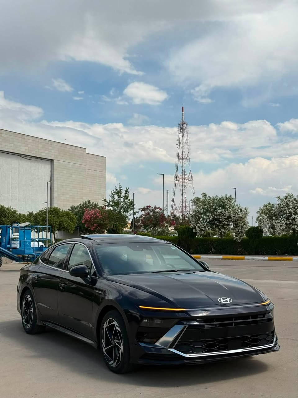 سوناتا ٢٤ شكل جديد بدون صبغ / SEL بانوراما
حجم المحرك ٢٥٠٠ تنفس طبيعي /
ماشي ٢٣ الف مايل 
بدون صبغ بدون دواخل رقم شاصي مرفق / ايرباك ستيرن وبرده / ليبل واحد فقط الدعاميه خلفيه مبدله 
المواصفات / بانوراما 
بصمه باب وبصمه تشغيل وتشغيل عن بعد 
كرسي السائق كهرباء / 
ويل كب ١٨ / 
رادار ٣٦٠ / شاشه الكتروني كامل 
هندبريك بصمه / اوتو هولد / وضعيات قياده ٣ / شاحن وايرليس تلفون / كاربلاي 
رقم اربيل جديد 
مكان اربيل 
السعر ١٩٥ بي مجال 
*********** واتس واتصال
