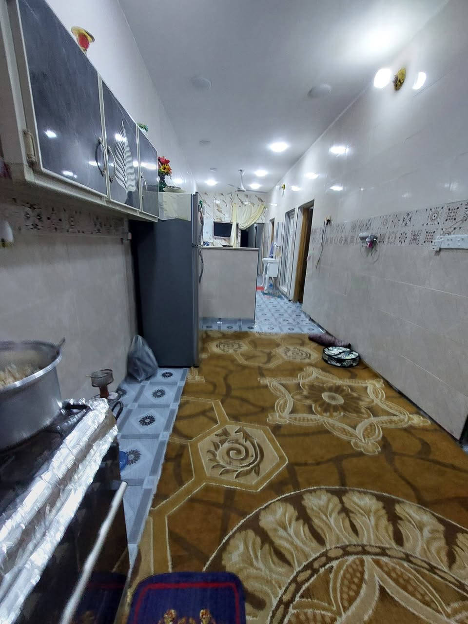 السلام عليكم ورحمة الله وبركاته
(دار تجاوز للبيع) 
يحتوي على :-
١- غرفة نوم عدد ٢
٢- مطبخ حار 
٣- مطبخ بارد + صالة
٤- مساحة درج 
٥- استقبال
٦- هول
٧- منور على طول البيت
٨- منور وسطي
٩- صحيات داخلية
١٠- صحيات خارجية
١١- طرمة
١٢- حديقة
١٣- بيتونة

مساحة البيت ٢٠٠ متر بناء حديث
السقف صب كونكريت 
سقف البيتونة سندويش
البيت مرقم وبي ورقة كهرباء
الموقع الامين الثانية / قرب شبكة الكهرباء
السعر خاص وبخدمتكم 
رقم الهاتف :- ***********
