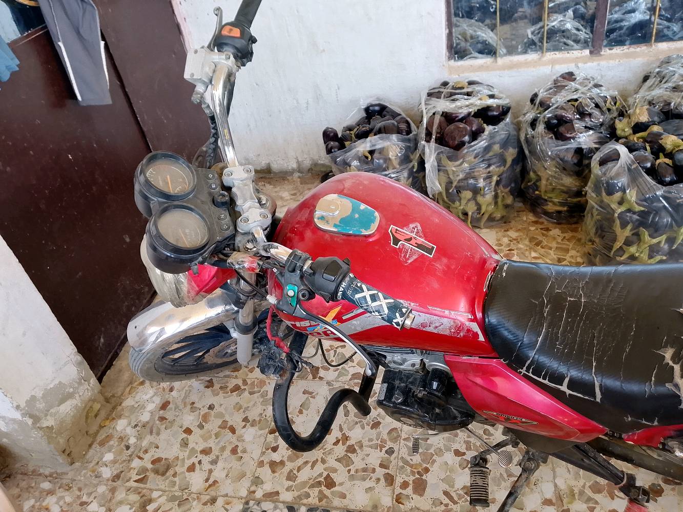 هوشه مديل ١٥ دراجه كامله فقط الكابريتر رايدلها تنضيف لان قديمه
ممكن تذكرون الموديل/النوع بالضبط للدراجة وشكد سعتها؟: 
مديل١٥ هندي هوشه محرك ٢٠٠cc 
هية شغّالة ومجرّبة على الطريق لو تحتاج صيانة غير تنظيف الكاربريتر؟: 
دراجه شغاله خير من الله فقط تنضيف كابريتر لان قديمه
وين موقعكم بالضبط بأي محافظة/منطقة؟ وهل البيع استلام مباشر لو ممكن توصيل؟: 
الحله قضاء الكفل ولايه
الأوراق شلون وضعها: كاملة لو ناقصة؟ والسعر قابل للتفاوض لو ثابت؟: 
اوراقها كامله اصولي 
