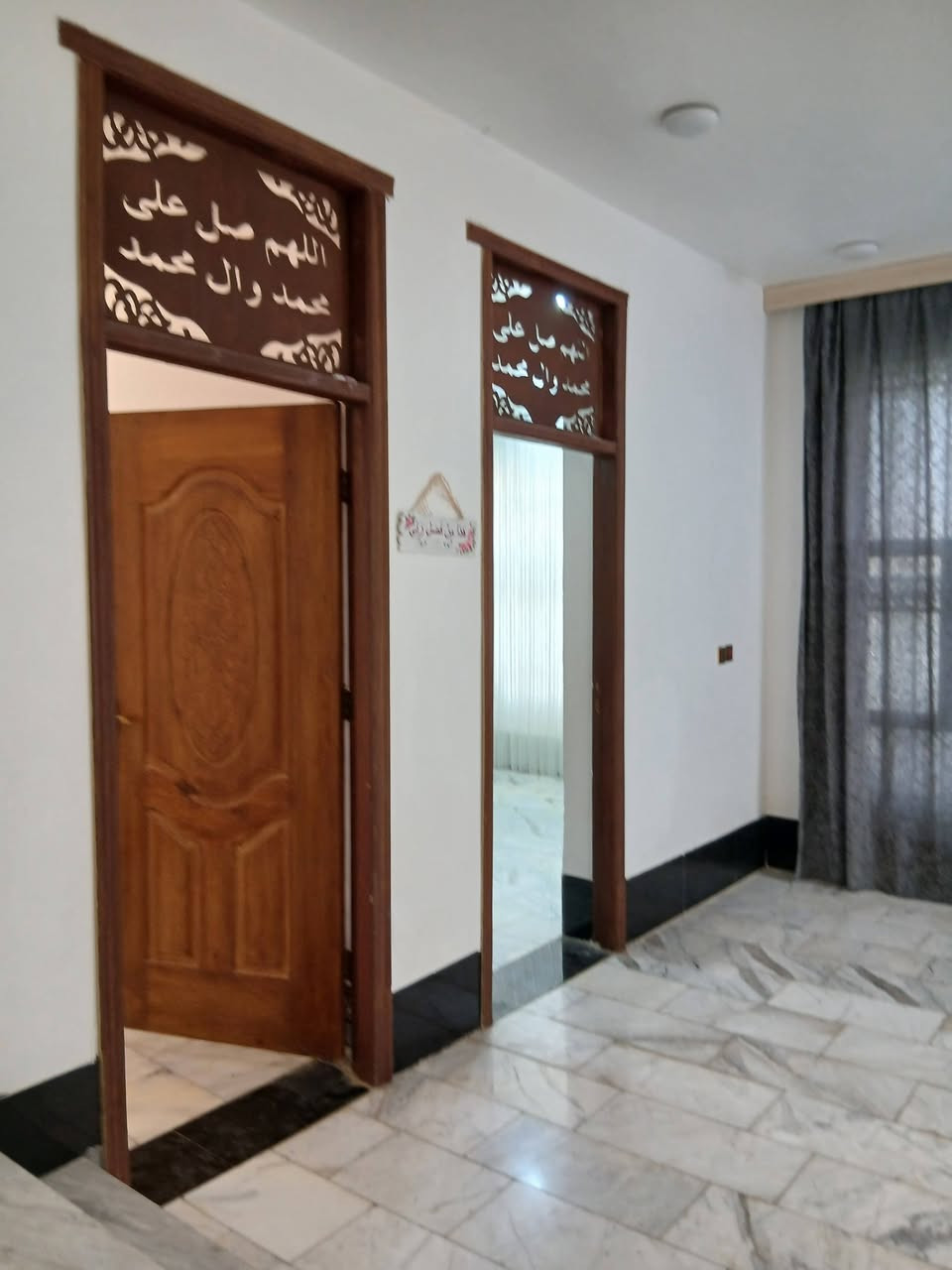 السلام عليكم دار للبيع شارع ٨٠ نجف قرب الساده البو خطه بحي النصر طابو سند ٢٥ مساحه ٢٠٠ متر بناء ١٠٠ مربع غرفه وصاله وكلدور مفتوح ويه المطبخ و١٠٠ حديقه وكراج صحيات داخليه وخارجيه البيت نظيف جدا وجاهز للسكن فارغ تسليم مباشر السعر ٦٥ وبي مجال قليل للستفسار *********** او على الوات ساب 
ملاحظه البيت وياه البردات والكاونتر والسنك سخان بي ماطور ماء بي جاهز للسكن
