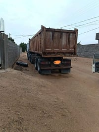 نساف للبيع موديل ٢٠٠١ مكينه 8 كير 240 عربانه ماموت ٣٣ متر تخم تاير تحو...