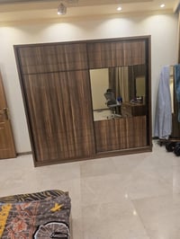 غرفه للبيع ب٢٠٠ جربايه وكومديات عدد٢  وميز ظرر فقط مجر بالكومديات يحتا...