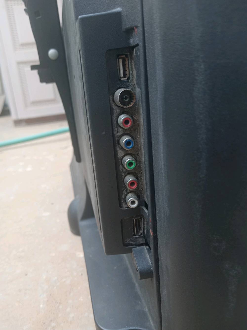 تلفاز جديد • كسر بسيط • منافذ HDMI VGA