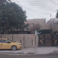 للبيع بيت ٣٠٠م واجهه ١٢ نزال ٢٥  الشرطة الخامسة طابقين اربع غرف نوم وص...