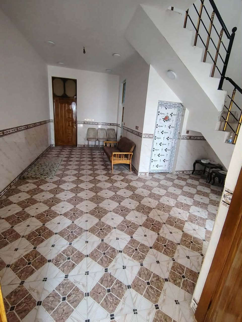 🏠/ دار للبيع المساحة ١٠٠ م طابو زراعي سند ٢٥ 

                      الواجهة ٥ م / النزال ٢٠ م

🧱/ بناء حديث غير مسكون ( تسليم مباشر ) 

الطابق الاول/ مطبخ . استقبال . هول . غرفة نوم. مجمع صحيات داخلية وخارجية. گراج 

الطابق الثاني/ غرفة نوم . هول . مجمع صحيات 

🌏الموقع / حلة  شارع الحسينية ٢ خلف لحوم سفينة النجاة خلف التجاري 

⭕️نستقبل جميع عروضكم السكنية و التجارية والزراعية في جميع مناطق الحلة 

لمعرفة السعر مراسلة الصفحة او مراجعة مكتب 

بشار للعقار والمقاولات شارع ٦٠ بداية شارع الحسينية 

***********                   ***********
