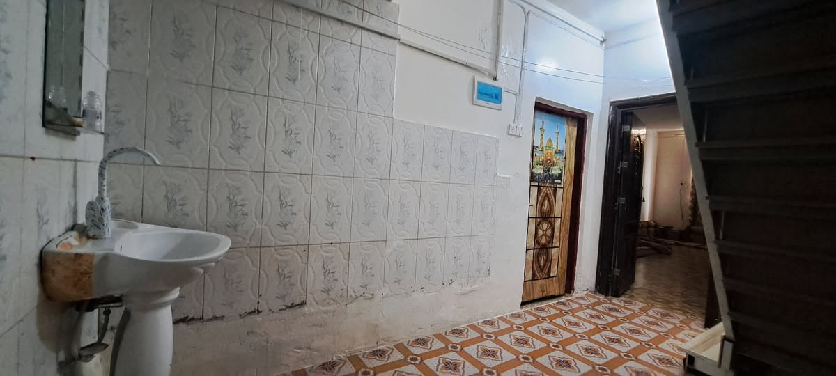 سلام عليكم 
بيت للبيع  في (حي الجمعيه نهايه شارع عشرين وشارع القطعه) شارعه 8 مساحة 130م طابقين الطابق الأول غرف ومطبخ وحمام ومخزن تحت الدرج وطارمه واسعه وصحيات خارجيه الطابق الثاني غرفتين وحمام 
السعر 165 للاستفسار ***********
