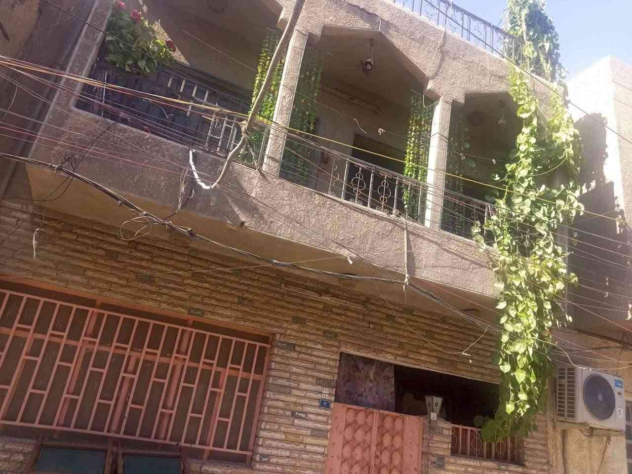 السلام عليكم بيت مسلح للبيع طابقين وجبهتين جبهه ٩ متر وجبهه١٠ متر بابين بناء في التسعينات طابقين يحتوي  الطابق الثاني ٤ غرف والارضي غرفه وصاله واستقبال وصحيات ومطبخ مساحه البيت ١٢١ نزال ١٢ ونصف العنوان الكاظميه منطقة الانباريين شارع الحجامه قرب حسينية حيدر الكرار ٥٠ متر عن الامامين عليهم السلام الاتصال على هذا الرقم  *********** الحاج صالح ابو محمد  السعره خمسه مليون المتر

