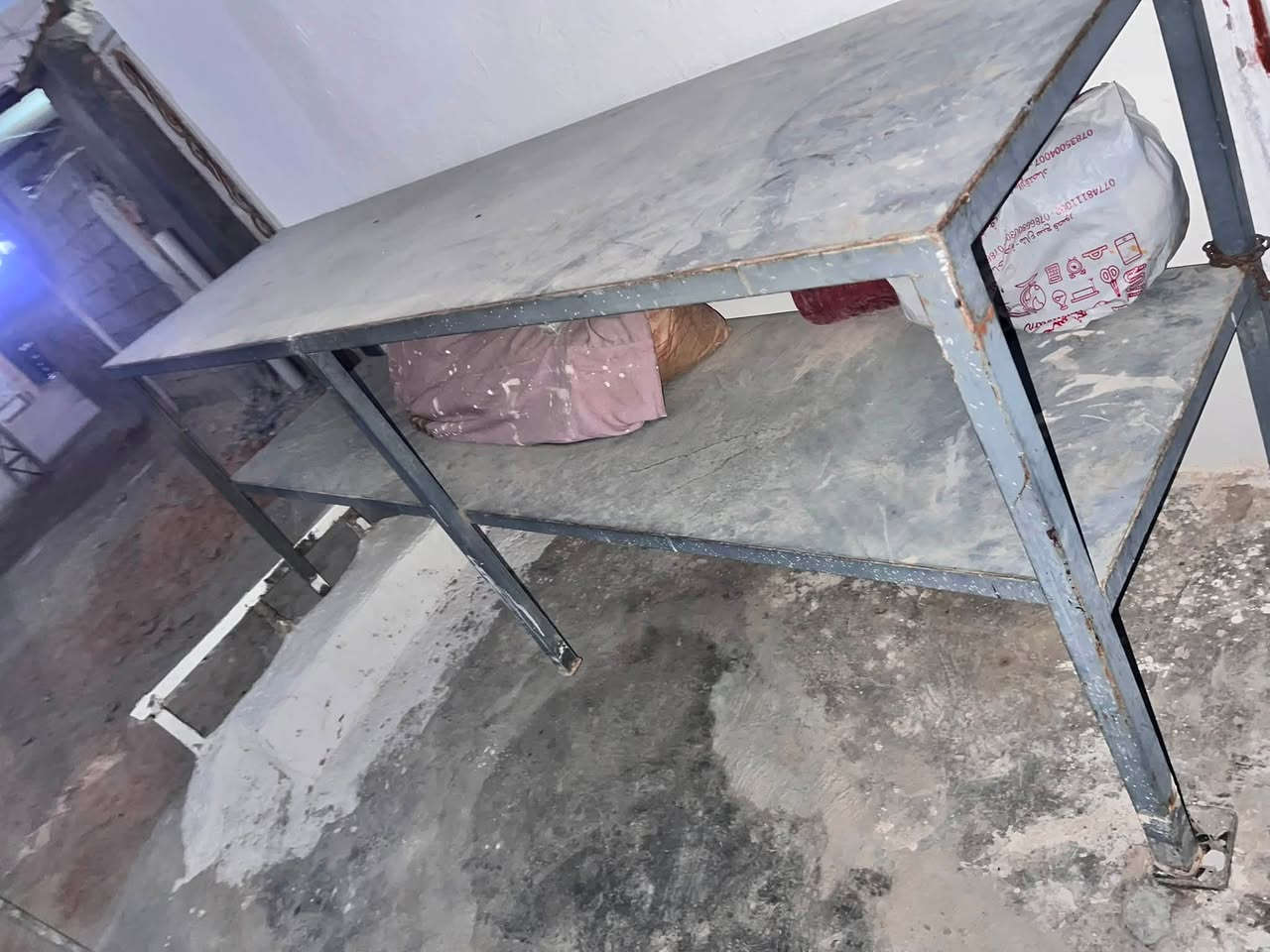 ميز للبيع حديد من الزين عرض ٦٠ س طول مترين  ‭***********‬ هاذا رقم صاحب الميز  عسكري كبل
