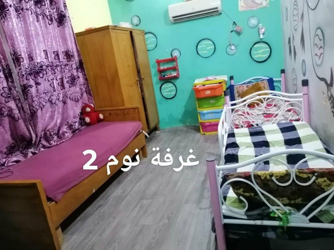 ياالله ع بركة الله 
بيت للبيع طابو ملك صرف
موقع حي شهداء قرب دكتور قاسم او  روضة طيور الجنه 
 مساحته  200 متر 
طابقين  4 غرف نوم 

 الطابق الاول 3غرف نوم مطبخ صحيات خارجيه ومن ضمن الغرف الجوه وحده سويت 
ستقبال 4ب6 + طرمة كبيرة 
الطابق الثاني 
غرفت نوم سويت   8ب4
وصحيات ومطبخ صغير
السعر ( 110 ) وبي مجال للشراي 

الشراي فقط يتصل ***********
