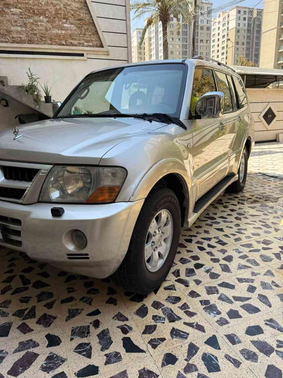 السلام عليكم باجيرو 2007 سياره جديده وحلوه وفووول مواصفات مكفوله عدا صبغ جزء بسيط من باب الصدر محرك 3.5 /فتحه /  زراك لايت  / مري كهرباء / كراسي كهرباء / مري شفط/ سيدي جنجر / كله شغاله ماكو اي عطل نهائي 
كير محرك خير من الله تبريد ثلج السعر 95 $ للاستفسار *********** مكان السياره بغداد
