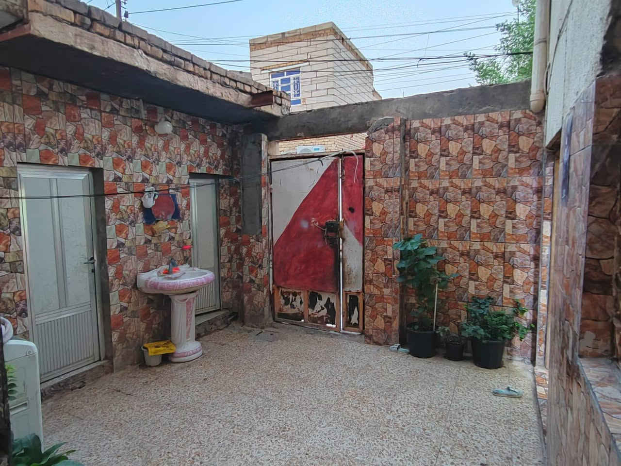 بيت طابقين  للبيع في حي التضحيه قرب شارع العيادة  ثالث فرع يحتوي على أربع غرف ومطبخين وصاله  واستقبال 
المساحه  100متر مربع 
مساحه البناء 110 
السعر 145 مليون
للتواصل ***********
*********** أو مرسلة الصفحه
