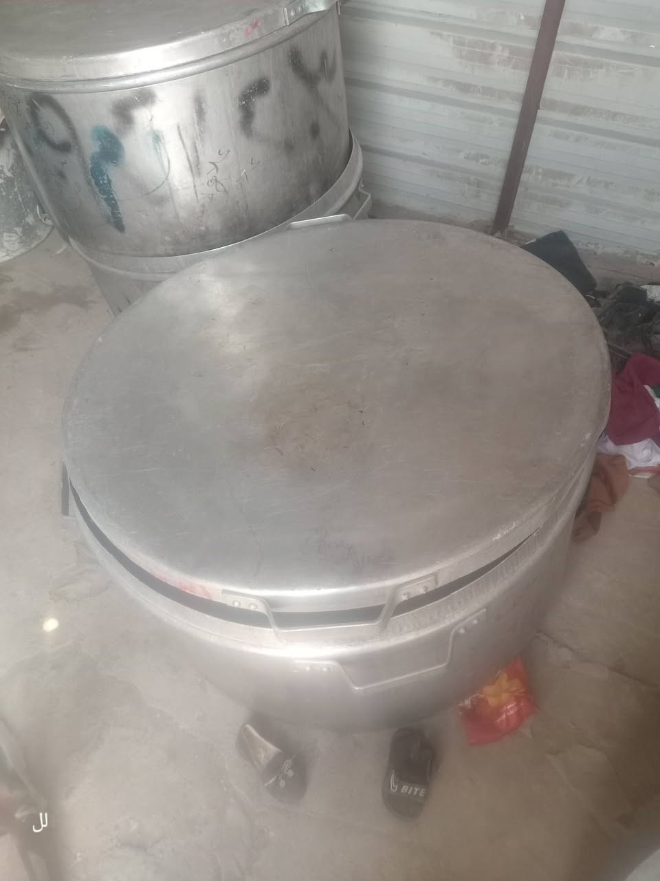 السلام عليكم ثلاث جدور كبار وطباخين واي ضرر ما بيهن نظيفات وموجود بس على الواتساب والمشتري خابرني مكاني مدينه الصدر قطاع 23 رقم الهاتف***********
