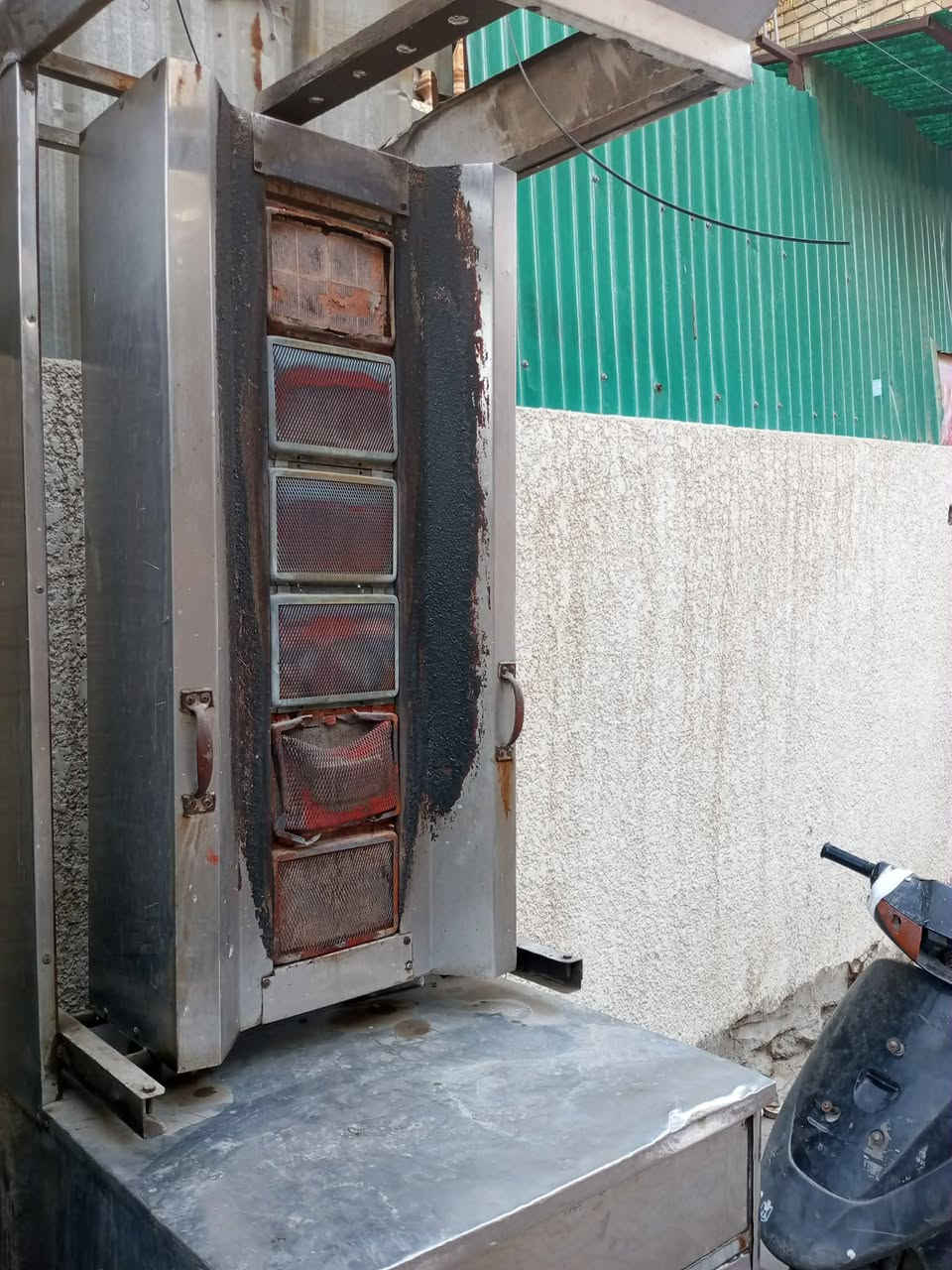 شوايه سلايت 6اعيون الشيش سلستيل صونه ومنضم وقاعده وصينيه كامله الشوايه طابوكاتها جدد السعر 300 الف *********** متواجد واتساب
