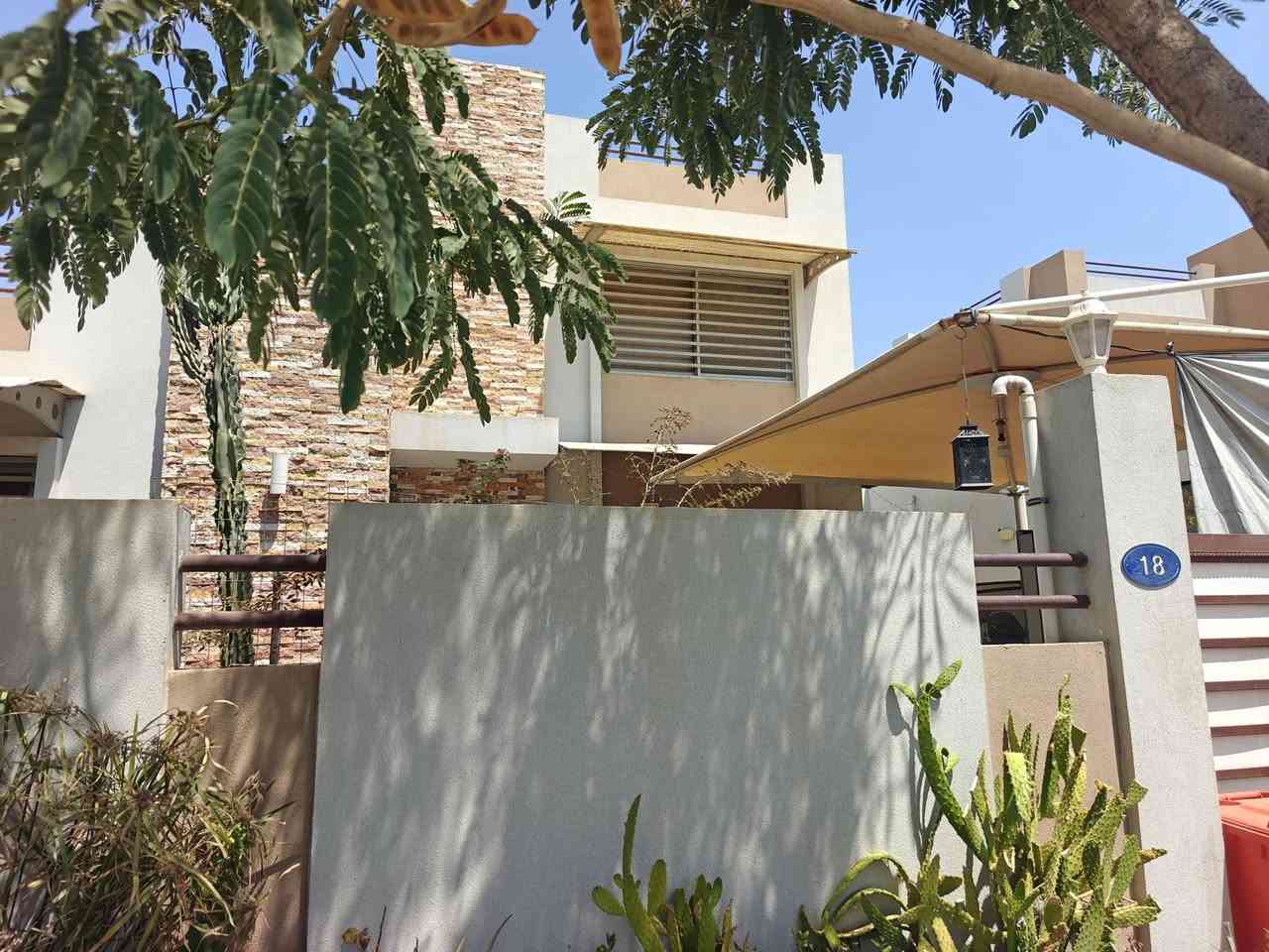 سلام عليكم بيت طابو 300 متر في مجمع مدينتي قرب جامعه كركوك
للبيع مع الاثاث...

يحتوي على اربع غرف نوم + ثلاث حمامات + تواليت غربي+مطبخ حار حجم كبير ومطبخ بارد ..مع مخزن جانبي+ مخزن كبير في السطح... ارضيه باركيه...

استفسار الاتصال

***********

