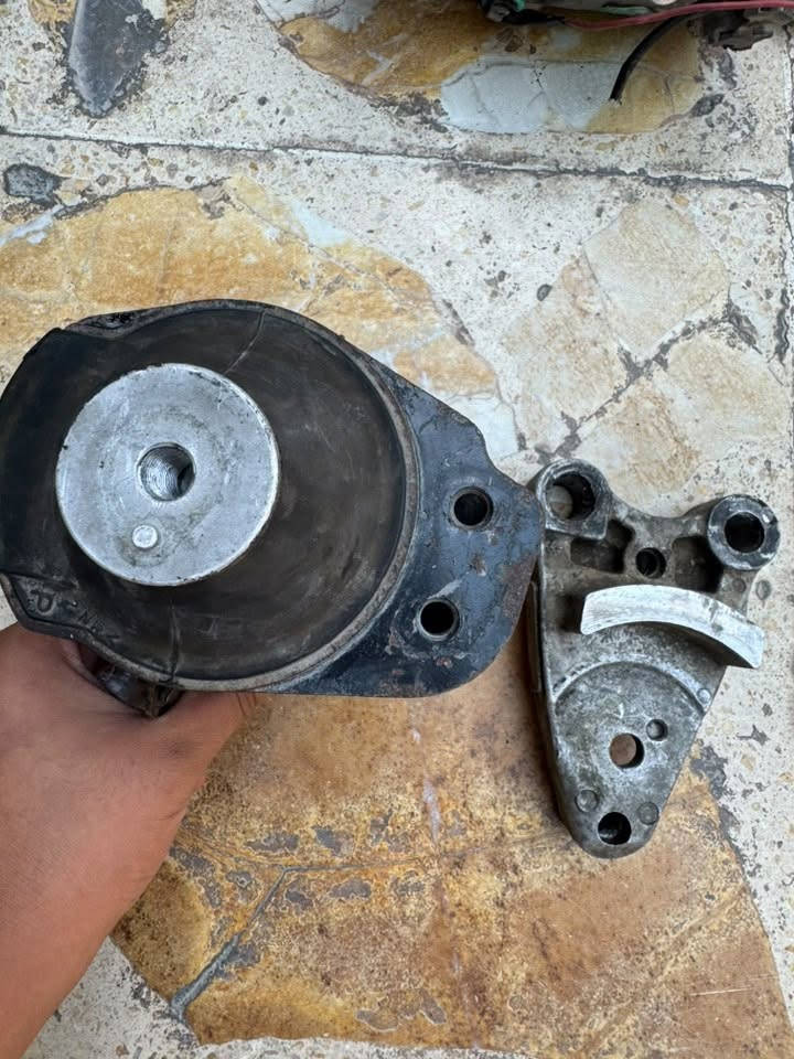 السلام عليكم
قطع هوندا سفيك٢٠٠٧
كمبريسر مكيف : 80,000 (بيه مجال بسيط)
 تچايات رأس للمقاعد (زوج): 35,000 (بيها مجال بسيط)
 قواعد محرك (شيال وقواعد حديد): 40,000
 حساس أير فلو (MAF Sensor أصلي): 40,000
 حساس ماب (MAP Sensor أصلي): 25,000
 كفر ستيرن خلفي (القطعة البلاستيكية الخلفية): 25,000
 علامات هوندا: 15,000 للزوج
⚠️ تنبيه: ما عندي أي توصيل نهائياً، الاستلام والتسليم بمكاني حصراً.
 العنوان: بغداد - حي الإعلام - تقاطع درويش
 للتواصل: *********** (واتساب فقط)
