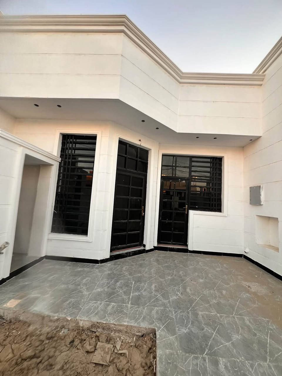 أكيد، هذه صياغة أقوى ومناسبة لإعلان فيسبوك:
🏡 بيت للبيع – فرصة مميزة

📍 الموقع: بداية الموظفين
📐 المساحة: 185 متر
🏠 جديد بالكامل – بناء 2026
🧱 بناء طابوك وتنفيذ ممتاز

✨ يتكون من:
• غرفتي نوم
• استقبال
• صالة
• مطبخ
• كراج سيارة
• حديقة
• طابق واحد بتوزيع عملي ومريح

⭐ بيت جديد، مرتب، وتشطيب ممتاز وجاهز للسكن

📞 للاستفسار ومعرفة السعر:
زيارة مكتب الخالدي للعقار – بداية الموظفين
📍 مجاور المدرسة الأهلية
📱 ***********
