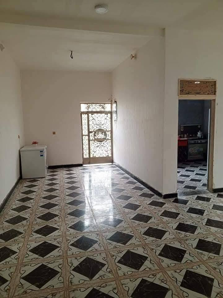 بيت زراعي سند ٢٥ مساحه ٢٥٠ متكون من غرفتين نوم وصاله وبراني ومطبخ وحمام وصحيات وطارمه ومناورعدد٢ الارضيه سيراميك والبناء بلوك والسكف عكاده العنوان عفج نهاية لعيبي بظهر علي فاظل مرحب الرقم ***********السعر٣٥بي مجال

