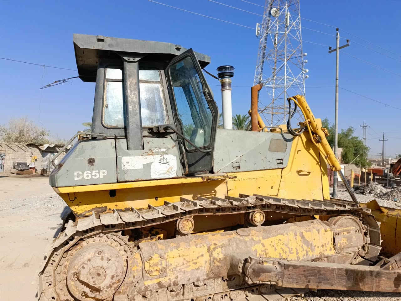 سلام عليكم بلدوزر للبيع رقم وسنويه
رقم واسط موديل 2004 للتفسير 
***********
***********
