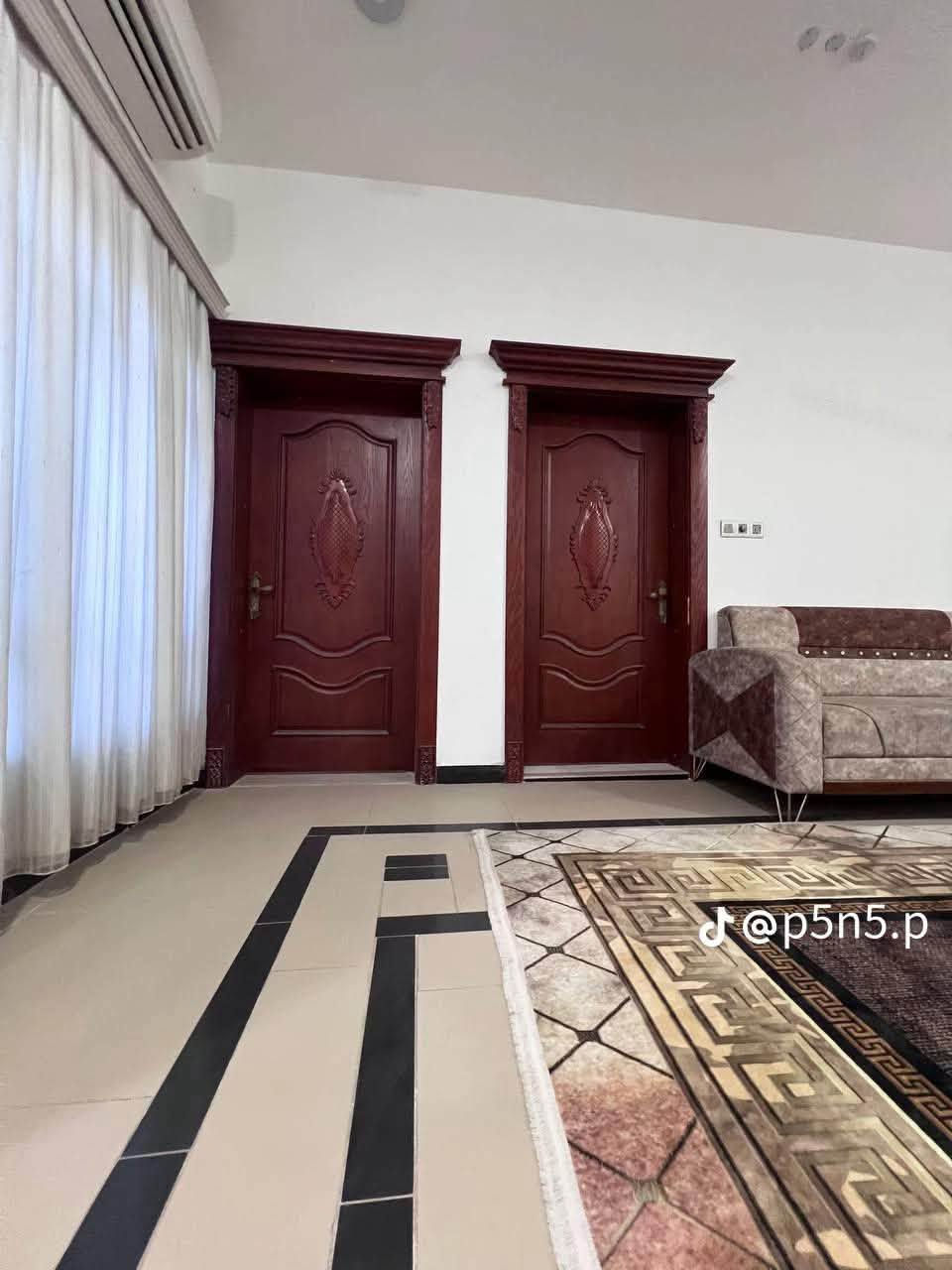 سلا عليكم
البيت للبيع مساحه ٢١٠ متر بناء طابوق طابقين بناء شركه درجه أولى كراج وحديقه ومطبخ جبير وديوان وصاله فوك وجوه ومجمع صحيات فوك وجوه واربع غرف نوم كبار بناء ٢٠٢٥ بيبان والشبابيك كله معمل أبو الخير ونقاط الكهرباء والأضويه كله درجه أولى العنوان ابو الخصيب بظهر جامع الشهيد طه رابع فرع  ٣ دقايق عن الشارع ابو الخصيب الداخلي وعرض الشارع ١٠ متر للأستفسار ***********
