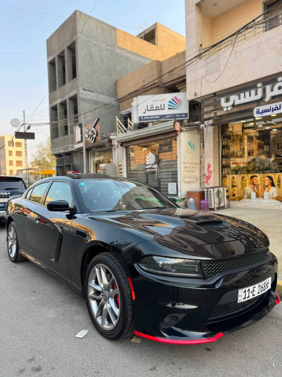 • الموديل: 2022
ماشي 74 الف كيلو متر 
• المحرك: 6 سلندر 3.6L Pentastar
• نظام الدفع: دفع رباعي ذكي (AWD / فور ويل) – ثبات وعزل ممتاز بالشارع
• اللون: أسود ملكي
✨ مواصفات فئة GT Plus الكاملة (Super Track Pak + Technology Group):
• أنظمة الأمان والرادار:
 رادار أمامي (تنبيه تصادم فرملة تلقائية - Forward Collision Warning)
 نظام الحفاظ على المسار (Lane Departure Warning)
 رادار كشف النقطة الكوراء (Blind Spot Monitoring)
 رادار التنبيه عند التراجع للخلف (Rear Cross Path Detection)
 مثبت سرعة ذكي متكيف (Adaptive Cruise Control)
• الأداء ومواصفات السوبر تراك (Super Track Pak):
 زر Performance Pages للتحكم بإعدادات المحرك، الشاسي، والستيرن
 شاشة قياسات أداء حية (تسارع، قوة G-Force، أزمنة الدورات)
 ستيرن رياضي مع بدلات تبديل سرعة خلف الستيرن (Paddle Shifters)
 نظام تعليق رياضي مخصص للـ GT
• المقصورة والراحة:
 كشنات جلد شامواه (Alcantara) رياضية
 تدفئة وتبريد للكشنات الأمامية + تدفئة للكشنات الخلفية
 تدفئة بالستيرن
 نظام صوتي فاخر (Alpine)
 شاشة Uconnect كبيرة 8.4 إنش تدعم Apple CarPlay و Android Auto
 فتحة سقف
 تشغيل عن بعد + دخول ذكي (بصمة)
 حساسية ركن خلفية مع كاميرا عالية الدقة
🛠️ تفاصيل البدن والحادث (بكل شفافية وأمانة):
• حادث أمريكا: بابين فقط.
• تعديل البارد: تعديل بارد بسيط جاملغ امامي وجاملغ خلفي 
• حادث العراق: ضربة بسيطة جدًا بالجنطة الخلفية ومصلحة بشكل ممتازة.
• السيارة بشرط الفحص الميكانيكي، الكهربائي، والتراي.
📞 للتواصل والتفاصيل

***********

بغداد زيونة

السعر 195
