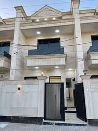 ١٠٠م • ٣ غرف • سطحين