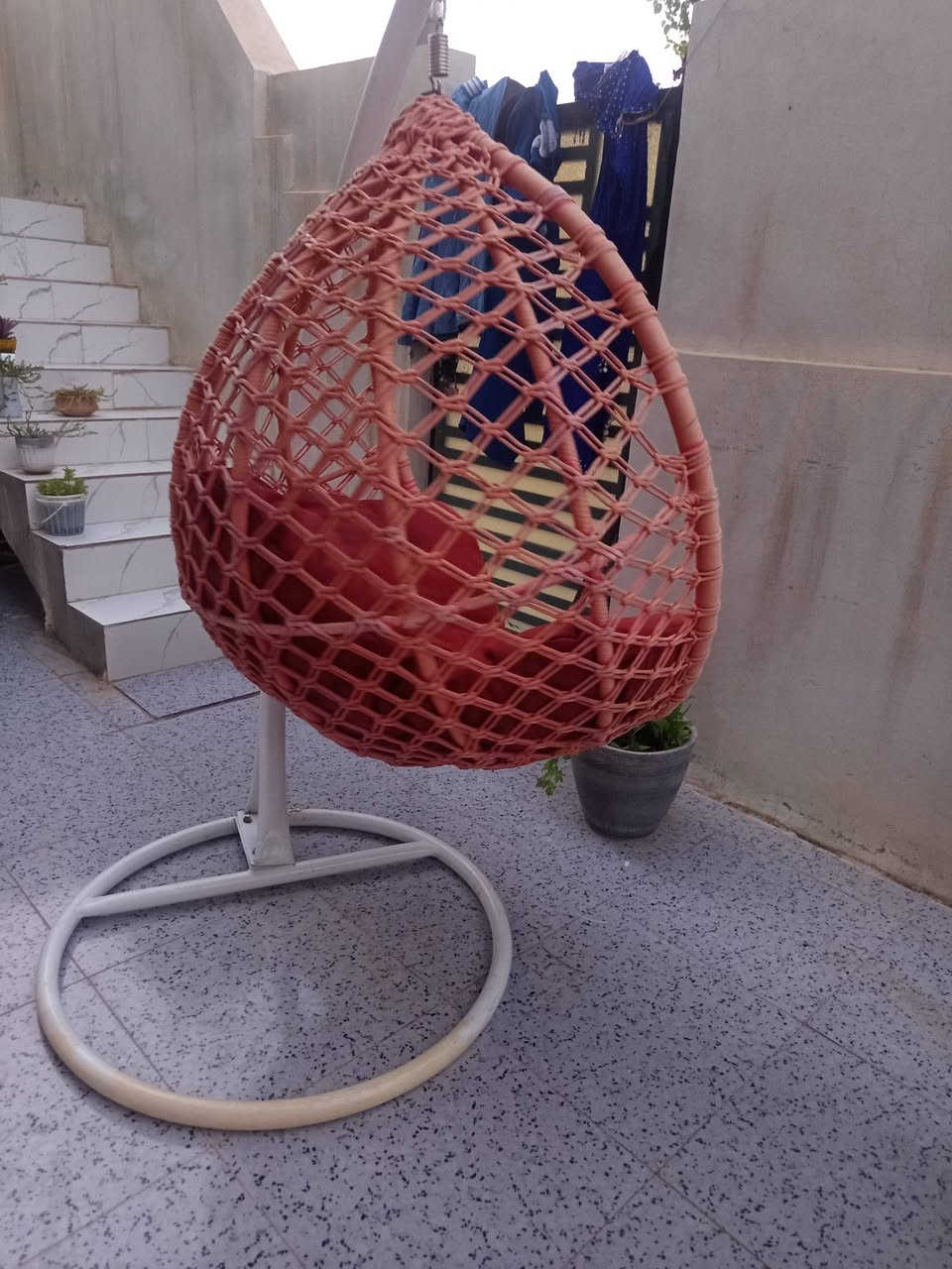 للبيع شوراو..ميز طعام مع 6كراسي مستعمل كلش قليل مرجوحة للبيع..*********** الميز مع 6كراسي 150...والمرجوحة 75 المجال قليل
