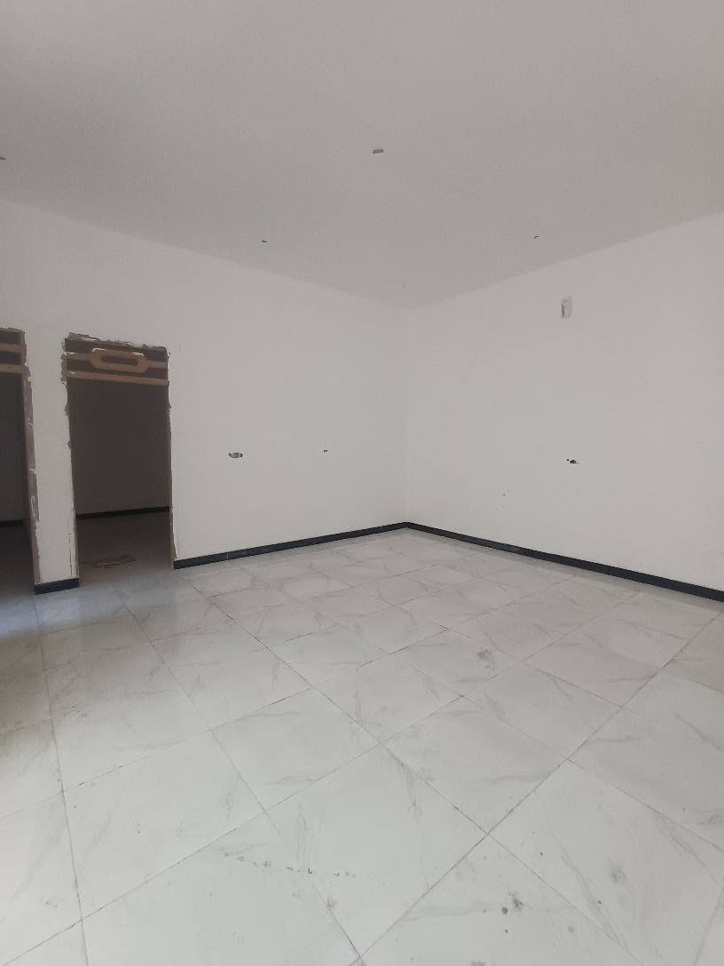 دار سكن للبيع مساحة ٢٠٠م غرفتين وصاله ومطبخ وصحيات ديوانيه موزع كراج شارع تبليط ١٢متر قريب للشارع السياحي الداخلي البصره ابوالخصيب محيله صفحه شط العرب طابو عراقي سعره ١٠٠وبي مجال للشراي ***********# ابو الخصيب, البصرة
